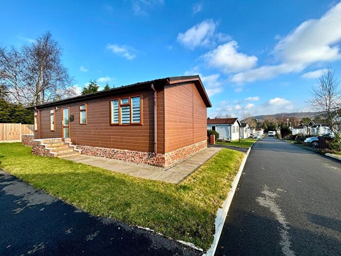 2 Bedroom Mobile/park Home For Sale In Helsby Park Homes, Chester Road, Frodsham, WA6