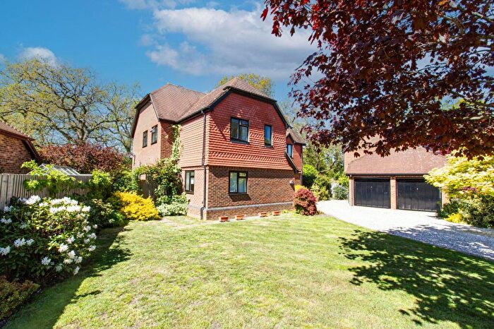 5 Bedroom Detached House For Sale In Du Maurier Close, Church Crookham, GU52