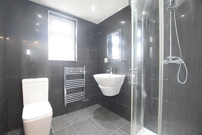 6 Bedroom Semi-Detached House To Rent In Hainault Road, Romford, RM5