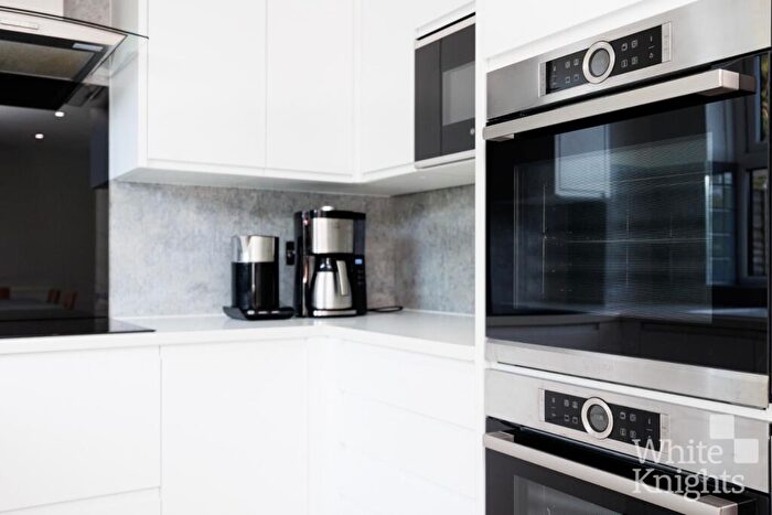 3 Bedroom Detached House For Sale In Kingsford Close, Woodley, Reading, Berkshire, RG5