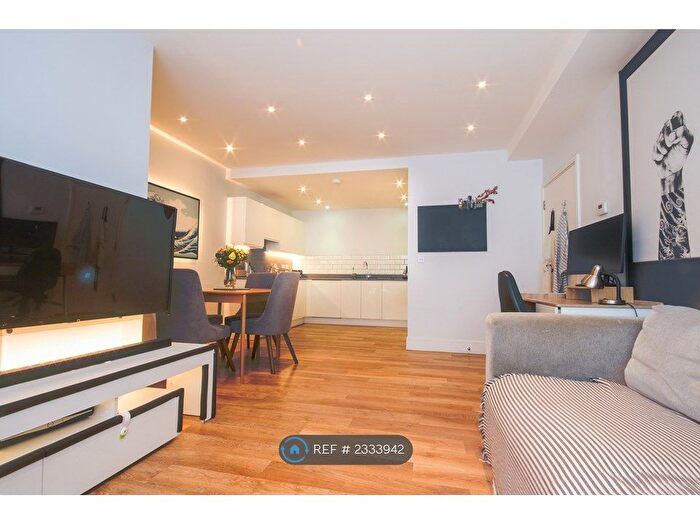 3 Bedroom Flat To Rent In George View House, London, SW18