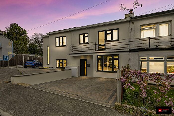 3 Bedroom Flat For Sale In Hedgehope Avenue, Rayleigh, SS6