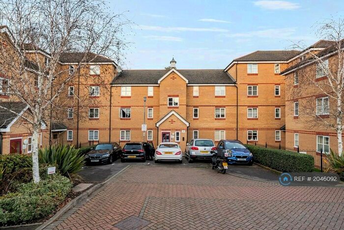 2 Bedroom Flat To Rent In Fernwood Court, London, N14