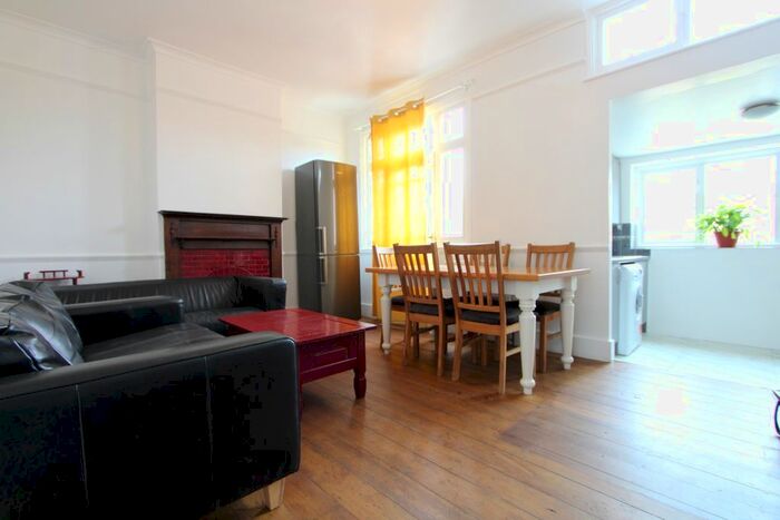 4 Bedroom Flat To Rent In Undine Street, Tooting Broadway, SW17