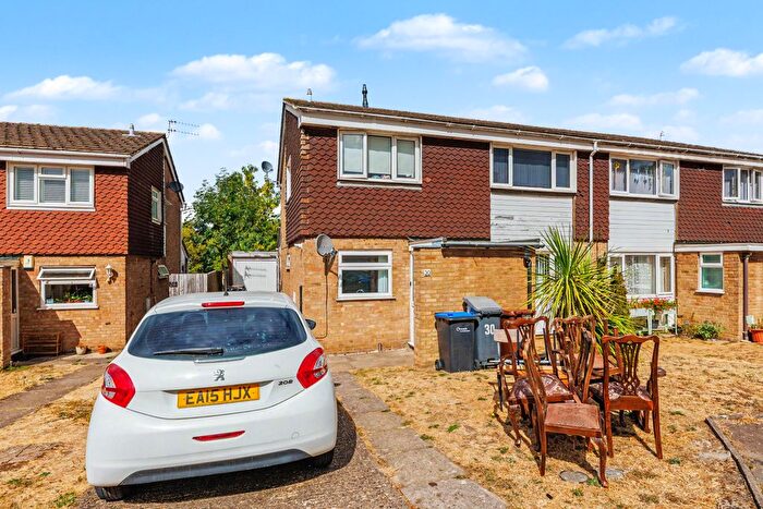 2 Bedroom Maisonette For Sale In Yewtree Court, Northampton, NN3