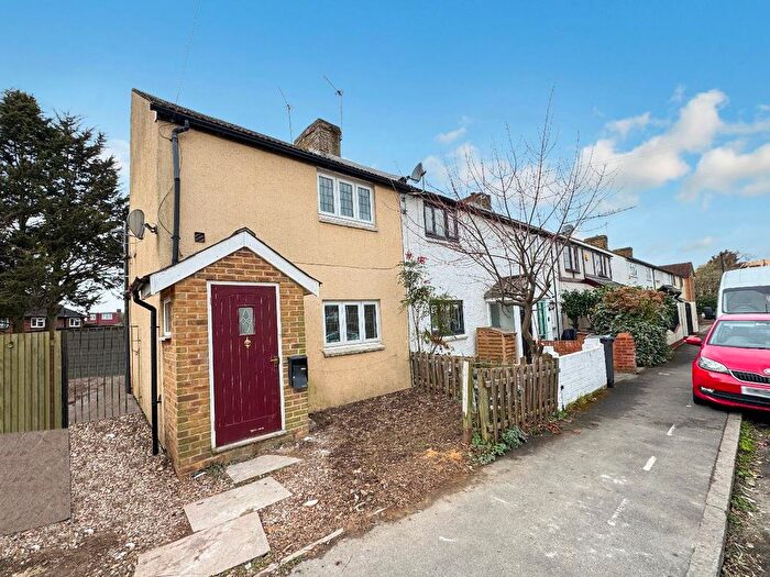 2 Bedroom End Of Terrace House To Rent In New Road, Hampton/Hanworth Borders, TW13