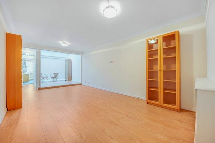 3 Bedroom Flat To Rent In Porchester Square, London, W2