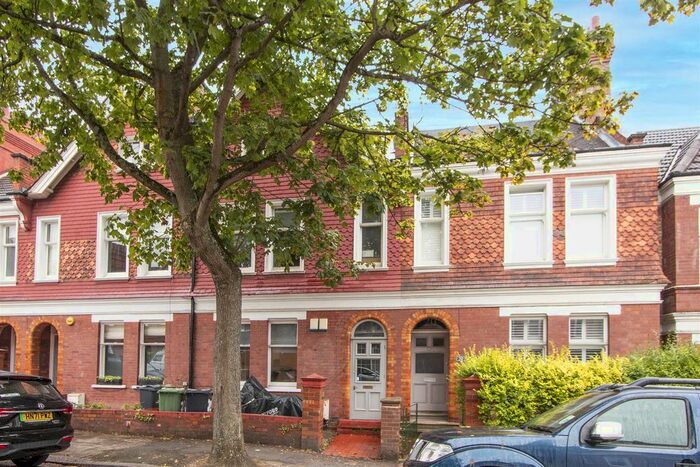 2 Bedroom Flat To Rent In Cricklade Avenue, London, SW2