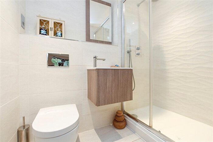 2 Bedroom Flat For Sale In Croydon Road, Caterham, Surrey, CR3