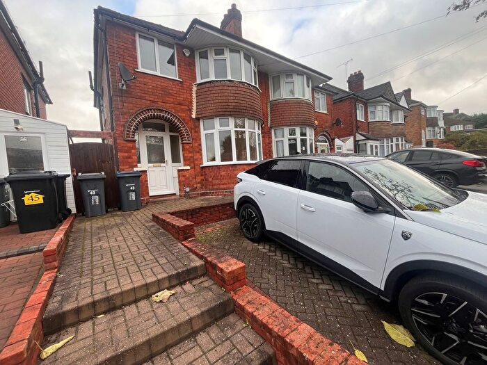 3 Bedroom Semi-Detached House To Rent In Hazelwell Fordrough, Birmingham, B30