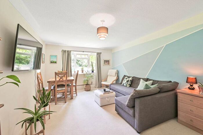 1 Bedroom Flat To Rent In Burnbrae Close, West Finchley, London, N12