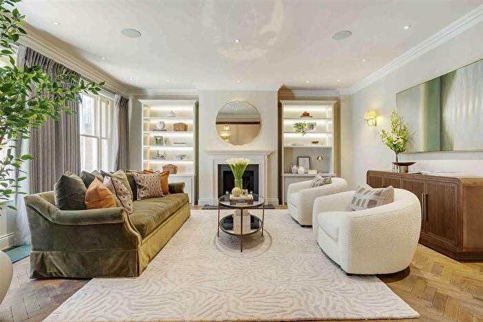 4 Bedroom Mews For Sale In Walham Yard, London, SW6