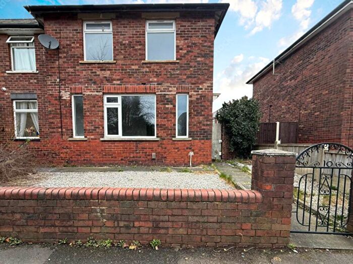 3 Bedroom Town House To Rent In Brook Street, Royton, OL2