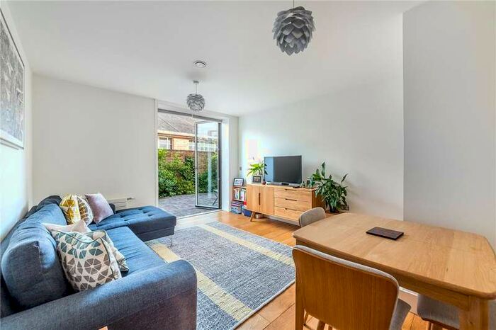 1 Bedroom Flat To Rent In Arbor House, Narrowboat Avenue, Brentford, TW8