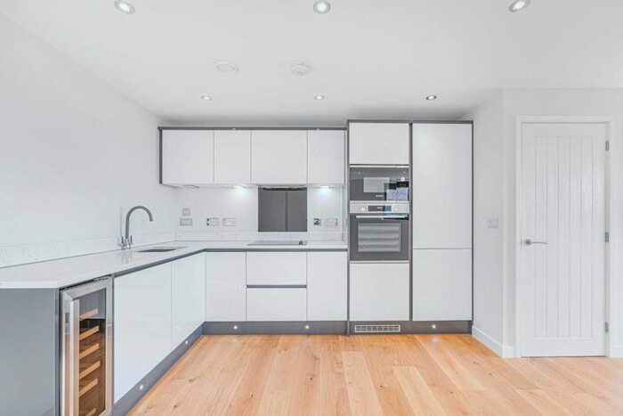 3 Bedroom Flat To Rent In Cross Road, Croydon, Surrey, CR0