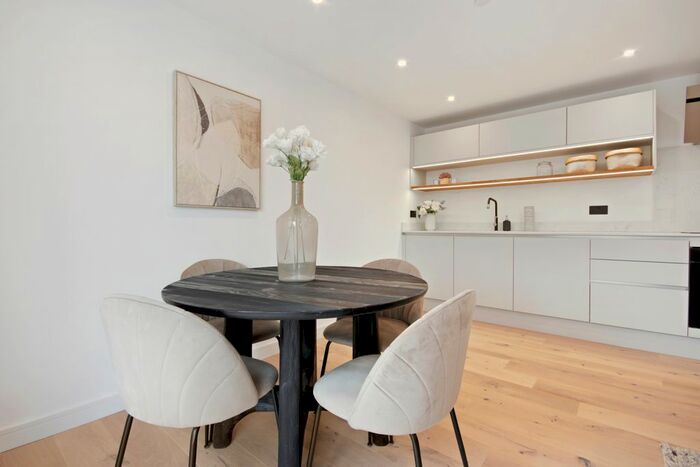 2 Bedroom Flat For Sale In Fairfield Road, Brentwood, CM14