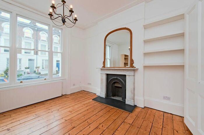 3 Bedroom Flat To Rent In Woodstock Grove, Shepherds Bush, London, W12