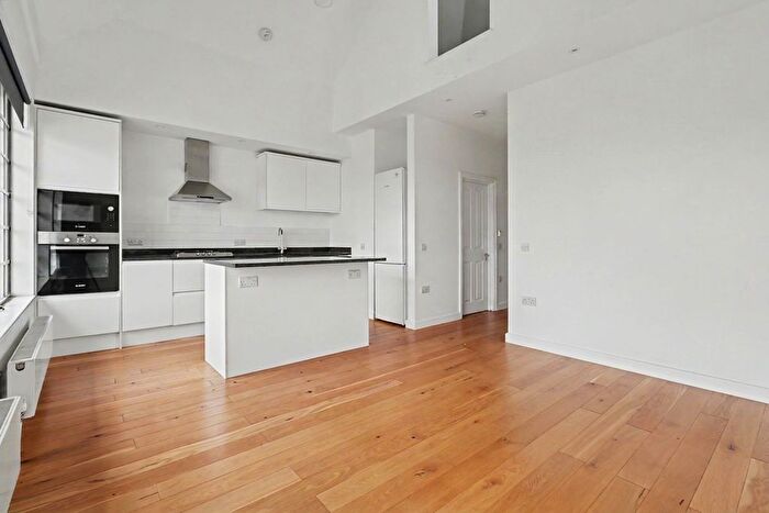 2 Bedroom Flat For Sale In High Street, Esher, KT10