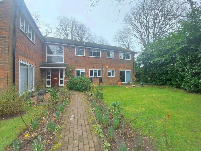 2 Bedroom Flat To Rent In Pinewood Lodge, The Rutts, Bushey Heath, Bushey, WD23