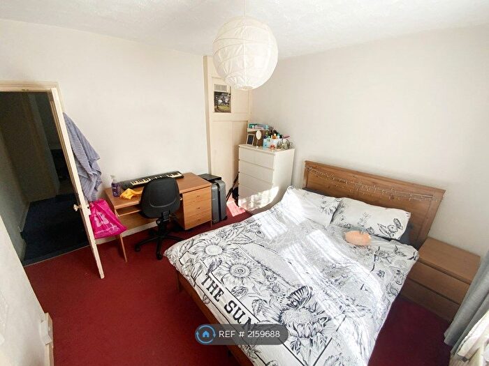 4 Bedroom Semi-Detached House To Rent In Markenfield Road, Guildford, GU1