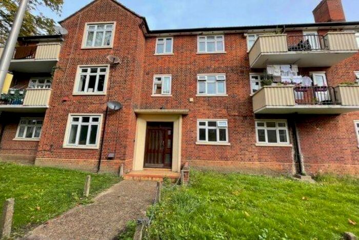 3 Bedroom Flat To Rent In Salway Close, Woodford Green, IG8