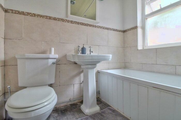2 Bedroom End Of Terrace House For Sale In St. Pauls Road, Luton, LU1