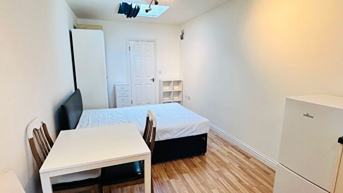 Studio To Rent In Hendon Way, London, NW2