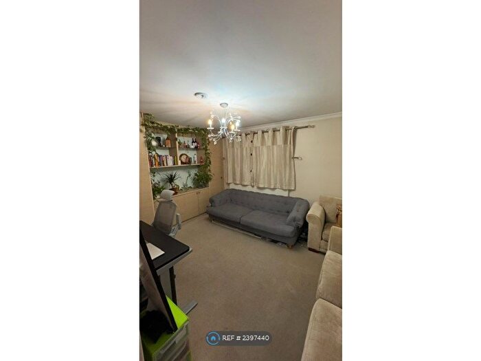 1 Bedroom Flat To Rent In Great West Road, Hounslow, TW5