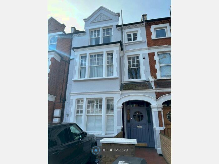 3 Bedroom Flat To Rent In Cavendish Road, London, SW12