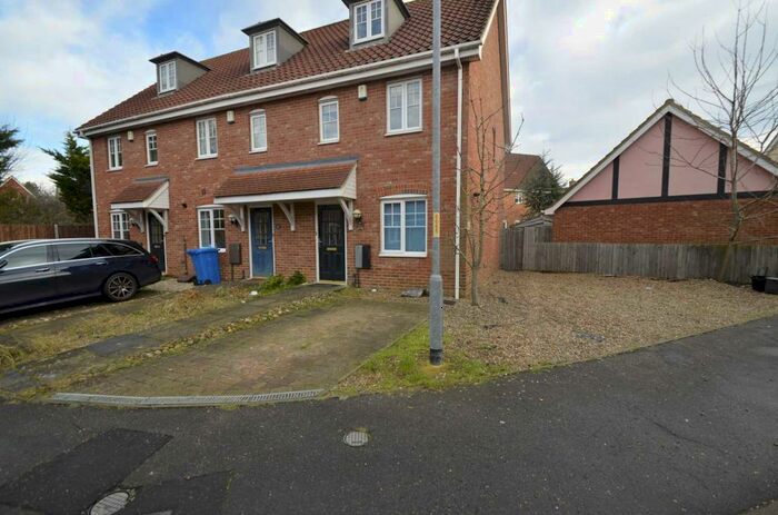 3 Bedroom Semi-Detached House To Rent In Tesmonde Close, Norwich, NR5