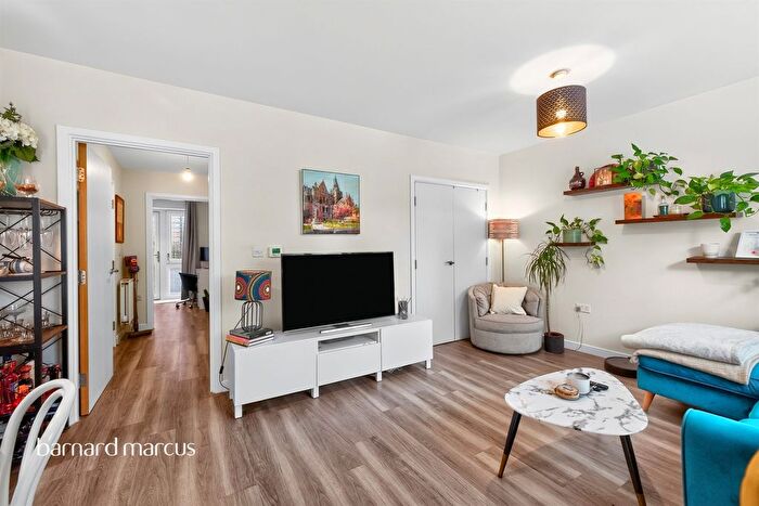2 Bedroom Flat For Sale In Springfield Drive, London, SW17