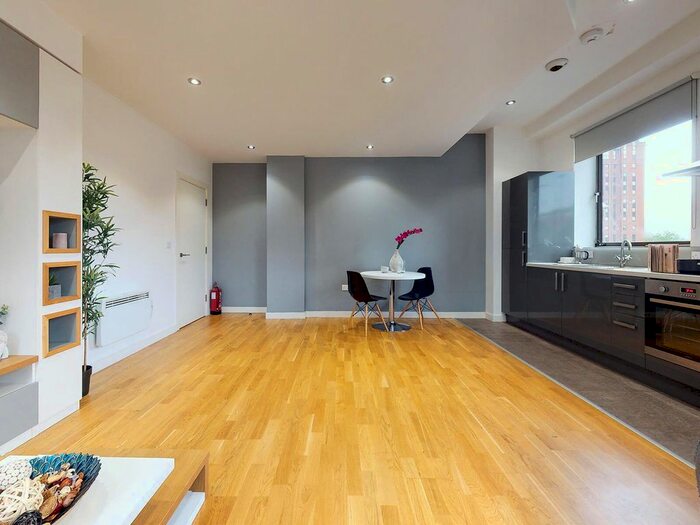 1 Bedroom Flat To Rent In Queen Street, Leeds, West Yorkshire, LS1