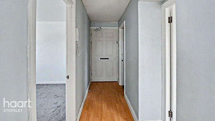 2 Bedroom Apartment For Sale In Handcross Road, Luton, LU2