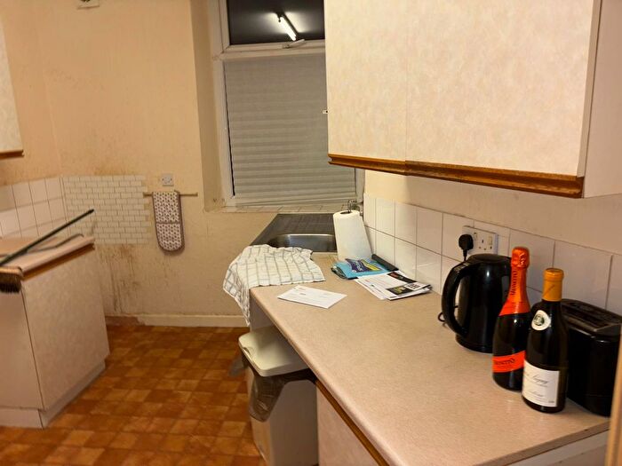 3 Bedroom Flat To Rent In Otley Road, Leeds, West Yorkshire, LS20