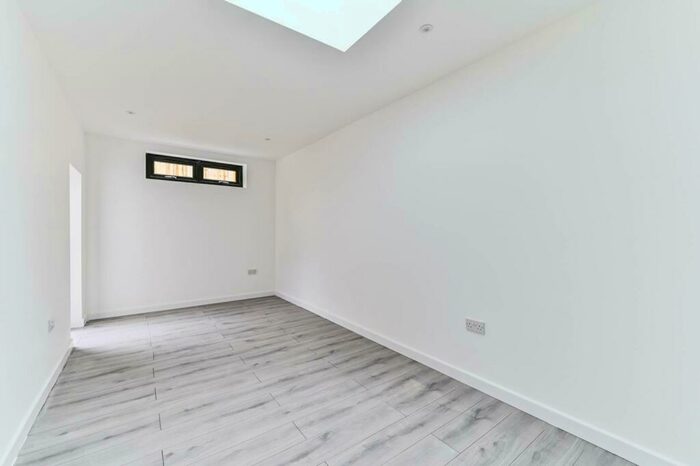 3 Bedroom Flat To Rent In Station Approach, Sutton, Tadworth, KT20