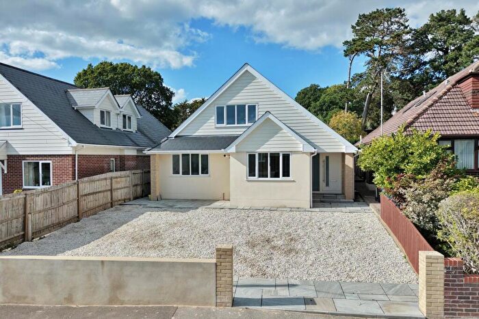 4 Bedroom Detached House For Sale In Springdale Avenue, Broadstone, BH18