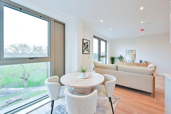 1 Bedroom Flat To Rent In Solomons Passage, Peckham Rye, London, SE15