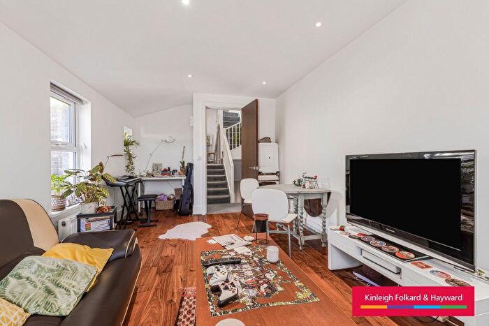 3 Bedroom Flat To Rent In Morrish Road, London, SW2