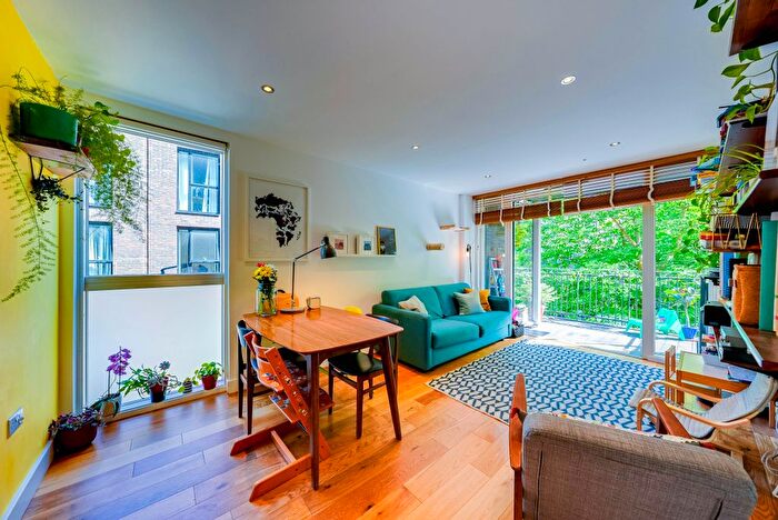 2 Bedroom Flat For Sale In Whiston Road, London, E2