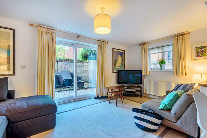 2 Bedroom Apartment To Rent In Redhouse Mews, Lymington, SO41