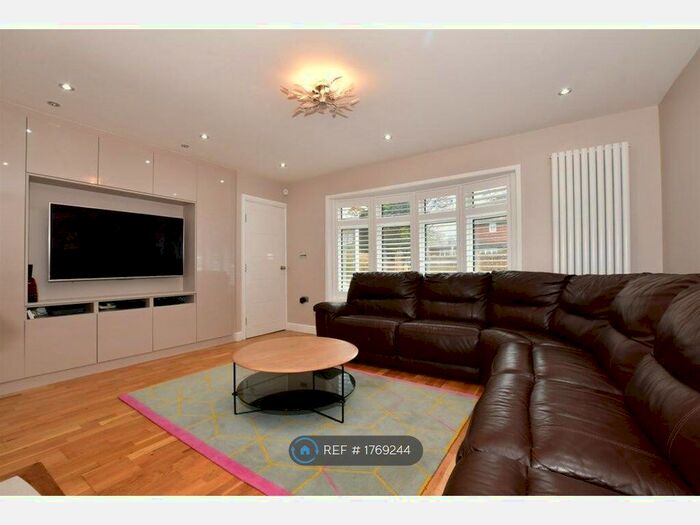 3 Bedroom Detached House To Rent In Priestfields, Rochester, ME1