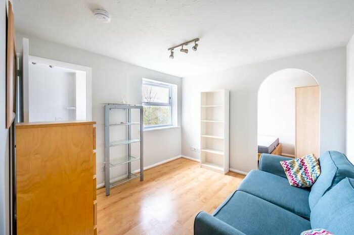 1 Bedroom Flat To Rent In Massingberd Way, Tooting Bec, SW17