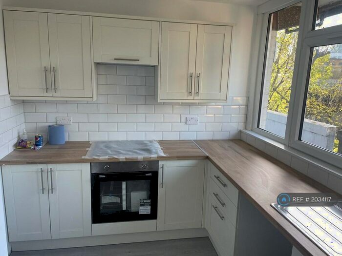 3 Bedroom Maisonette To Rent In Beadnell Court, London, E1