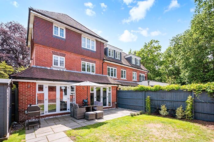 4 Bedroom End Of Terrace House For Sale In White Lodge Close, Tadworth, KT20