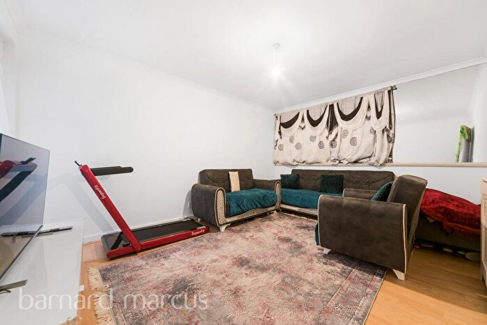 2 Bedroom Apartment To Rent In Parkgate Road, London, SW11