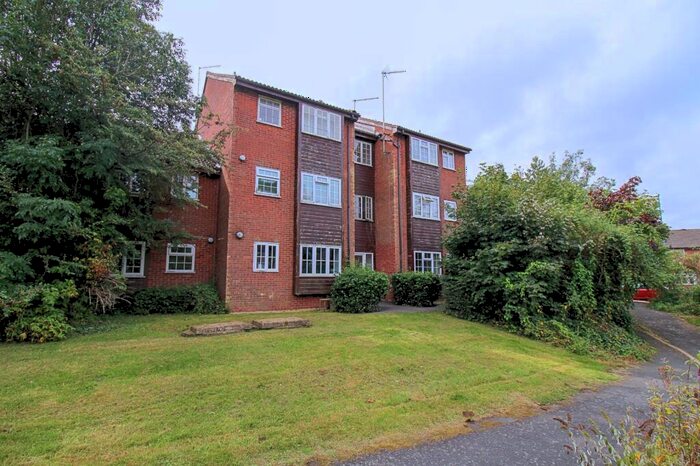 Apartment To Rent In St Peters Close, Daventry, Northants, NN11
