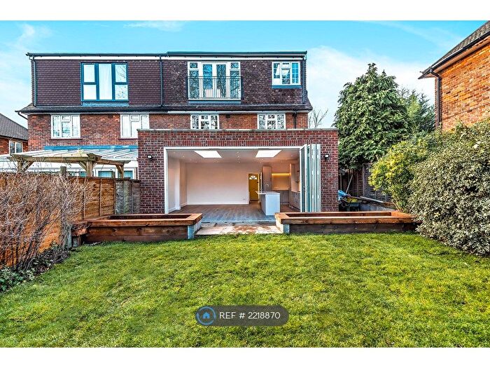 4 Bedroom Semi-Detached House To Rent In Gylcote Close, London, SE5
