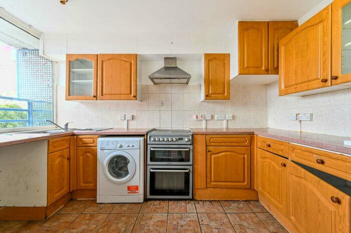 3 Bedroom Flat To Rent In St Thomas Square, Hackney, London, E9