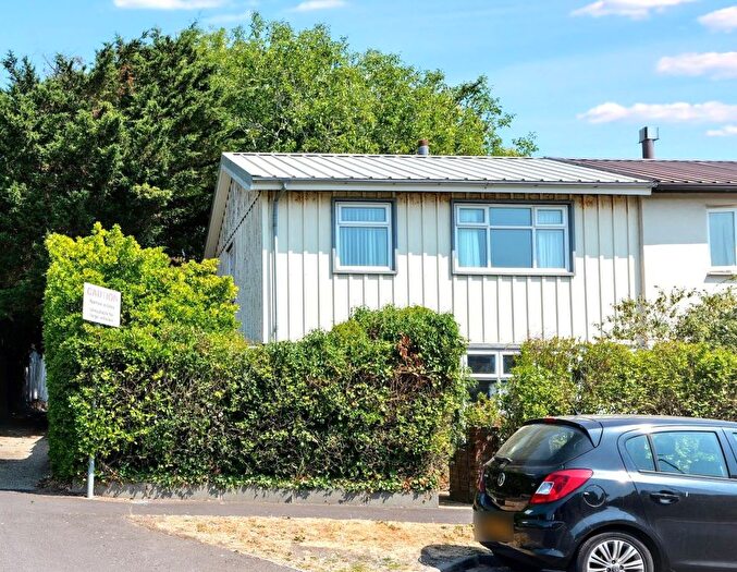 3 Bedroom Semi-Detached House For Sale In Deerhurst Crescent, Portsmouth, PO6