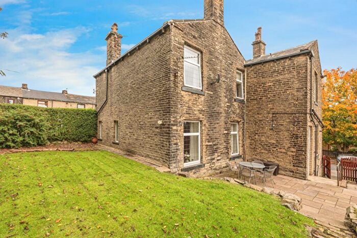 4 Bedroom Semi-Detached House For Sale In Holroyd Hill, Bradford, BD6
